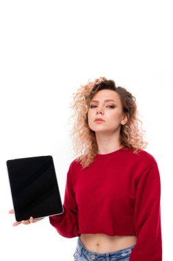 Güzel sarışın kız beyaz tabletle poz veriyor. 