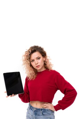 Güzel sarışın kız beyaz tabletle poz veriyor. 