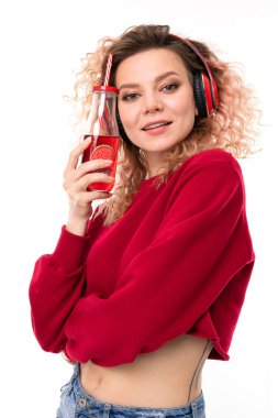 Kulaklıklı güzel sarışın kadın. 