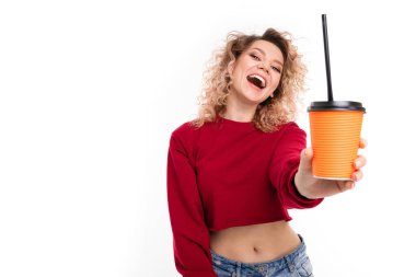 Genç güzel sarışın kadın beyaz arka planda kahve ile poz veriyor.