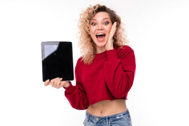 Güzel sarışın kız beyaz tabletle poz veriyor. 