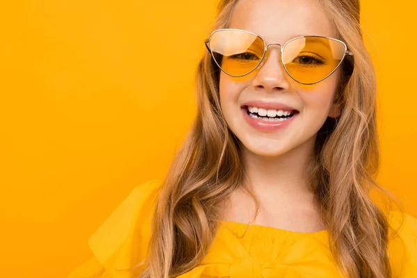 Porträt Des Süßen Modischen Mädchens Mit Orangefarbener Sonnenbrille — Stockfoto