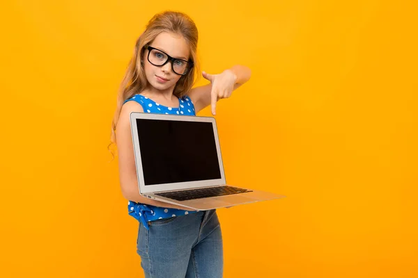 Turuncu Arka Planda Gözlüklü Dizüstü Bilgisayarlı Küçük Kız — Stok fotoğraf