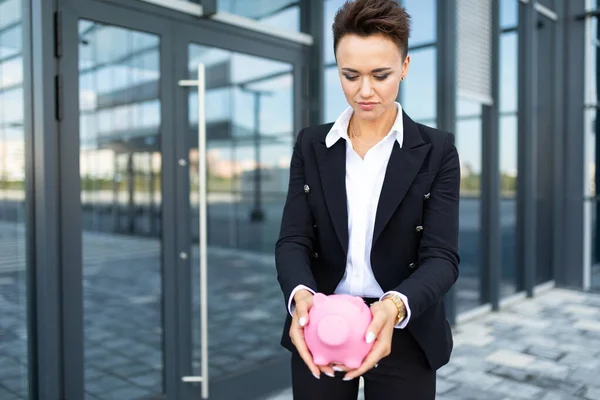 Mooie Zakenvrouw Poseren Met Spaarvarken Bank Buiten — Stockfoto