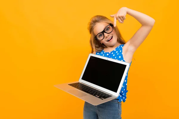 Mała Dziewczynka Pozowanie Okularami Laptop Pomarańczowym Tle — Zdjęcie stockowe