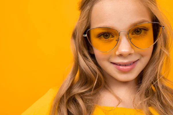 Porträt Des Süßen Modischen Mädchens Mit Orangefarbener Sonnenbrille — Stockfoto