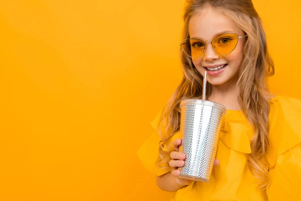 Linda Niña Posando Con Vidrio Papel Sobre Fondo Naranja — Foto de Stock