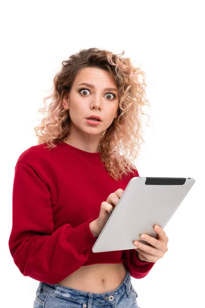 Hermosa Chica Rubia Posando Con Tableta Contra Blanco — Foto de Stock