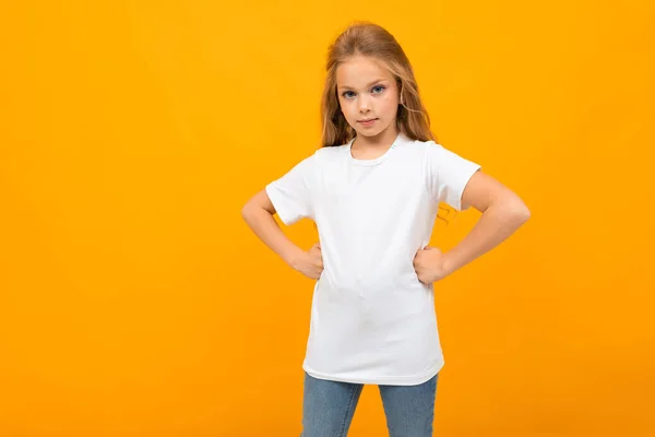 Linda Niña Jeans Camiseta Blanca Posando Sobre Fondo Naranja —  Fotos de Stock