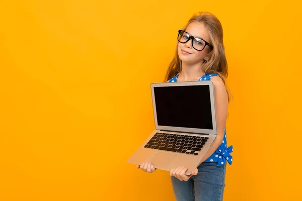 Bambina Posa Con Occhiali Laptop Sullo Sfondo Arancione — Foto Stock