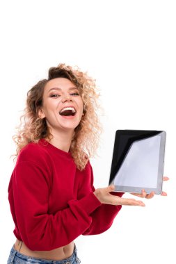 Güzel sarışın kız beyaz tabletle poz veriyor. 