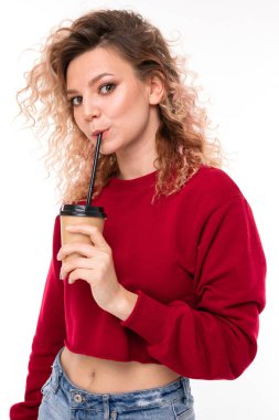 Genç güzel sarışın kadın beyaz arka planda kahve ile poz veriyor.