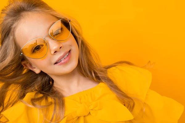 Porträt Des Süßen Modischen Mädchens Mit Orangefarbener Sonnenbrille — Stockfoto