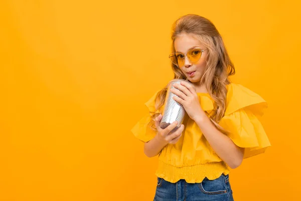 Linda Niña Posando Con Vidrio Papel Sobre Fondo Naranja — Foto de Stock