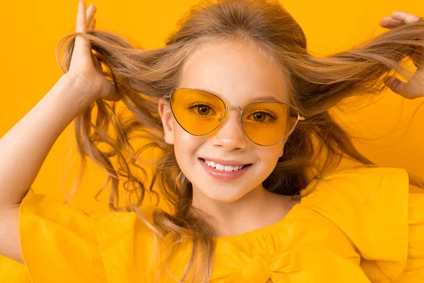 Portrait Mignonne Fille Mode Portant Des Lunettes Soleil Orange — Photo