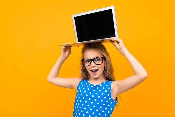 Little Girl Posing Glasses Laptop Orange Background — ストック写真