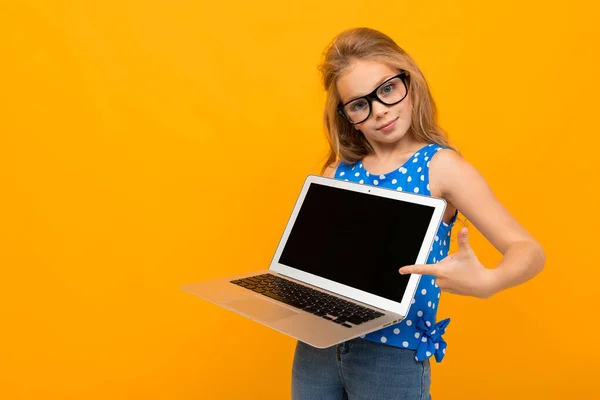 Bambina Posa Con Occhiali Laptop Sullo Sfondo Arancione — Foto Stock