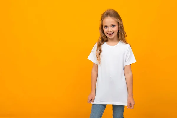 Nettes Kleines Mädchen Jeans Und Weißem Shirt Posiert Vor Orangefarbenem — Stockfoto