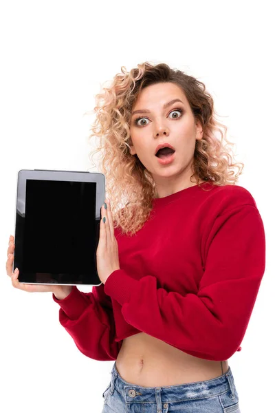 Bela Menina Loira Posando Com Tablet Contra Branco — Fotografia de Stock