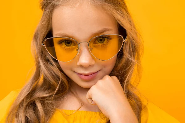Portret Van Schattig Modieus Meisje Dragen Oranje Zonnebril — Stockfoto