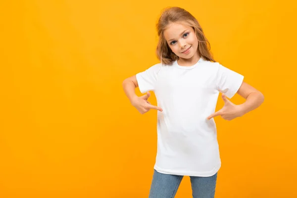 Nettes Kleines Mädchen Jeans Und Weißem Shirt Posiert Vor Orangefarbenem — Stockfoto