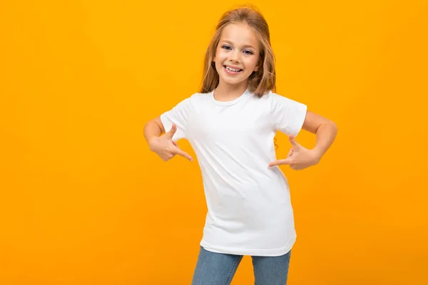 Nettes Kleines Mädchen Jeans Und Weißem Shirt Posiert Vor Orangefarbenem — Stockfoto