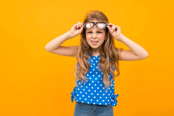 Petite Fille Intelligente Posant Avec Des Lunettes Sur Fond Orange — Photo