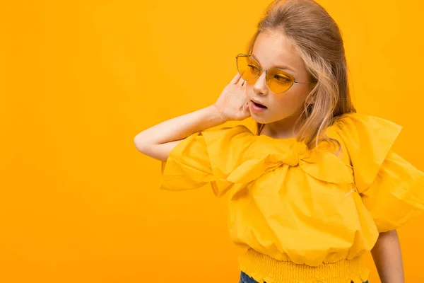 Retrato Linda Chica Moda Con Gafas Sol Color Naranja — Foto de Stock