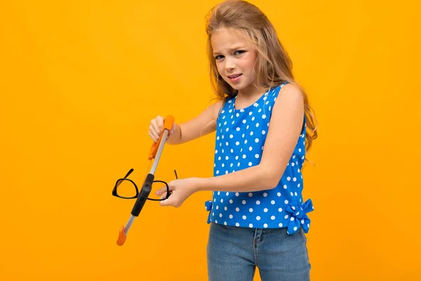 Piccola Ragazza Intelligente Posa Con Gli Occhiali Contro Sfondo Arancione — Foto Stock