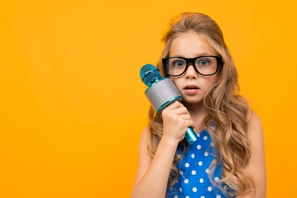 Menina Bonito Com Microfone Posando Contra Laranja — Fotografia de Stock