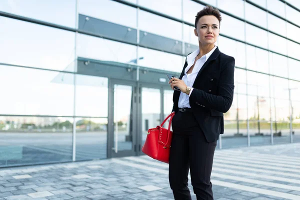 Beautiful Woman Posing Modern Building Formal Clothes Red Handbag — Stockfoto