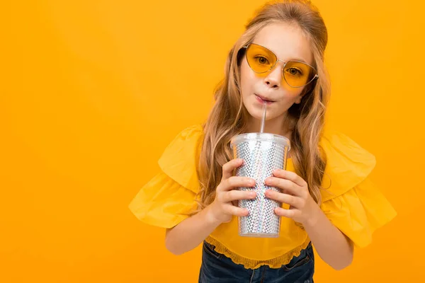 Linda Niña Posando Con Vidrio Papel Sobre Fondo Naranja — Foto de Stock