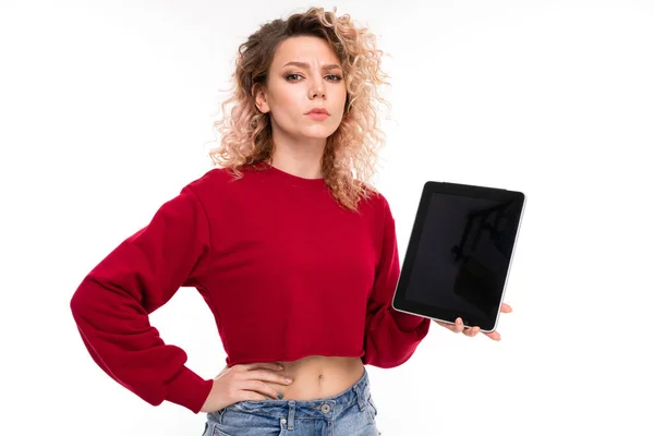 Schöne Blonde Mädchen Posiert Mit Tablette Gegen Weiß — Stockfoto