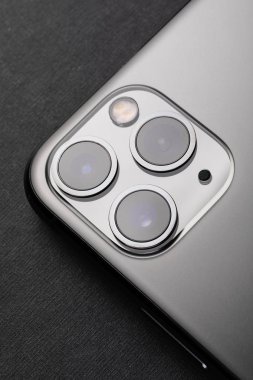 Minsk, Belarus - 26 Ekim 2019: New Space Gray Iphone 11 Pro Max, Cupertino 'nun yeni akıllı robotunun yakın plan makro detayları