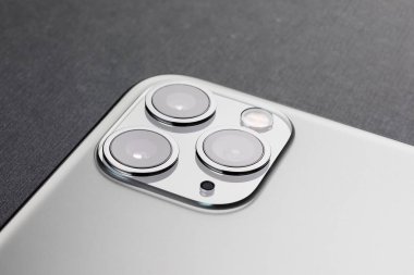 Minsk, Belarus - 26 Ekim 2019: New Space Gray Iphone 11 Pro Max, ultra geniş kamera detayı