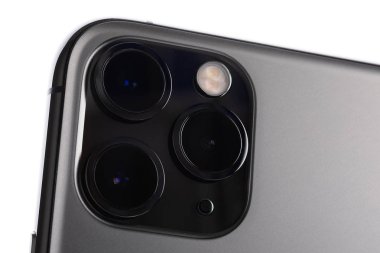 Minsk, Belarus - 26 Ekim 2019: En son Apple Bilgisayarları iPhone 11 Pro Max 'te aşırı geniş, geniş ve telefoto makrosu