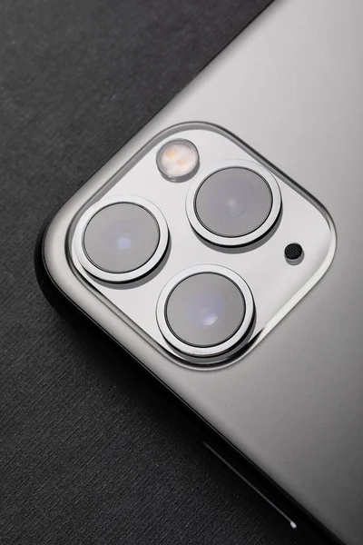 Minsk, Belarus - 26 oktober 2019: New Space Gray Iphone 11 Pro Max, close-up macro details van de nieuwste smarthone van Cupertino — Stockfoto