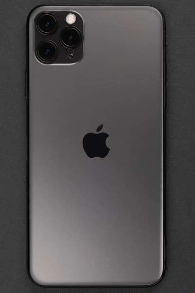 มินสก์, เบลารุส - 26 ตุลาคม ค.ศ. 2019: New Space Grey Iphone 11 Pro Max, ด้านหลัง . — ภาพถ่ายสต็อก
