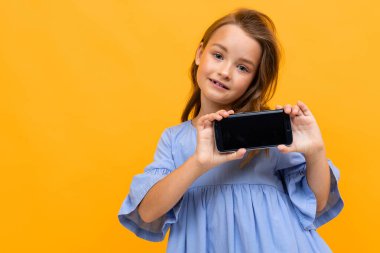 Akıllı telefonu olan şirin bir kız. 
