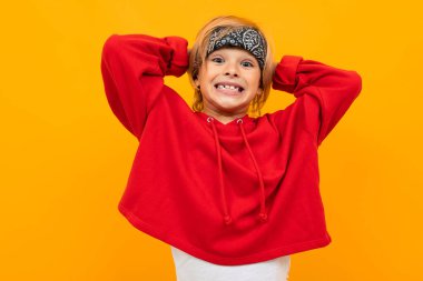 duygusal yakışıklı çocuk turuncu arka planda poz veriyor 