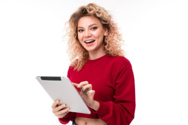 Beyaz arka planda dijital tabletle poz veren genç kadın  