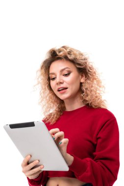 Beyaz arka planda dijital tabletle poz veren genç kadın  
