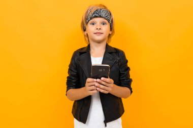 Akıllı telefonlu çocuk turuncuya karşı.