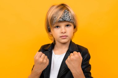 duygusal yakışıklı çocuk turuncu arka planda poz veriyor 