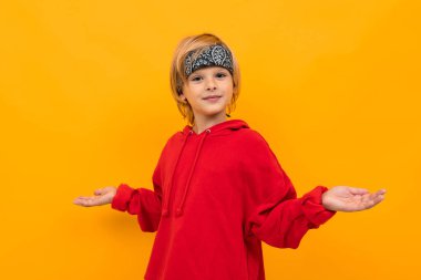 duygusal yakışıklı çocuk turuncu arka planda poz veriyor 