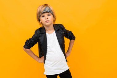 duygusal yakışıklı çocuk turuncu arka planda poz veriyor 