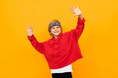 duygusal yakışıklı çocuk turuncu arka planda poz veriyor 