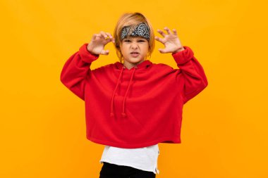 duygusal yakışıklı çocuk turuncu arka planda poz veriyor 