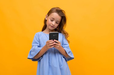 Akıllı telefonu olan şirin bir kız. 