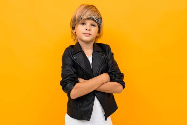 duygusal yakışıklı çocuk turuncu arka planda poz veriyor 